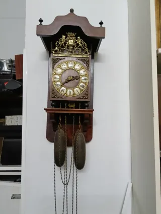 Reloj de pared antiguo madera y latón