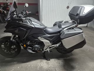 Honda NC 750XA Trail asfáltica.