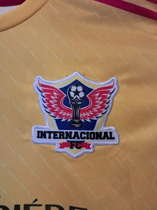 Camiseta de fútbol amarilla y roja talla M