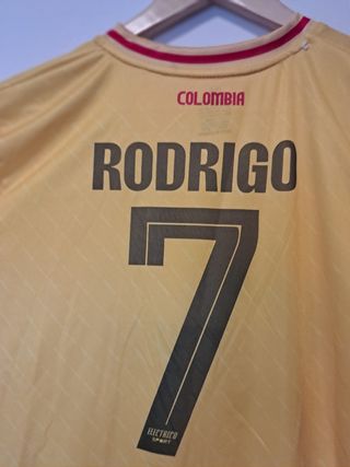 Camiseta de fútbol amarilla y roja talla M