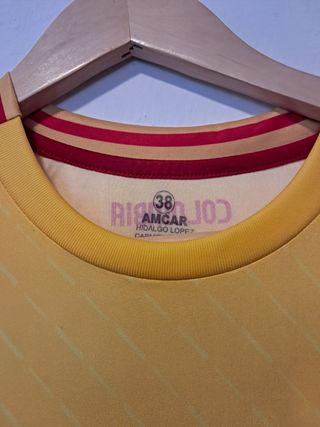 Camiseta de fútbol amarilla y roja talla M
