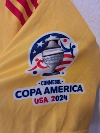 Camiseta de fútbol amarilla y roja talla M