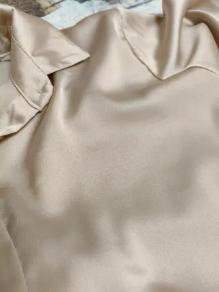 Blusa satén color champán