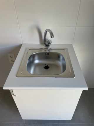 Mueble de baño con fregadero y grifo