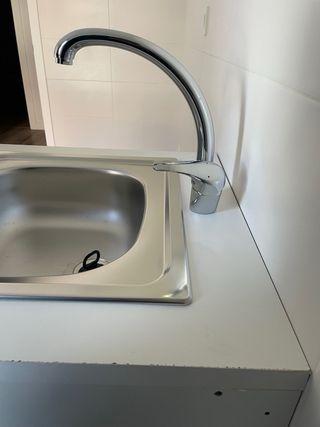 Mueble de baño con fregadero y grifo
