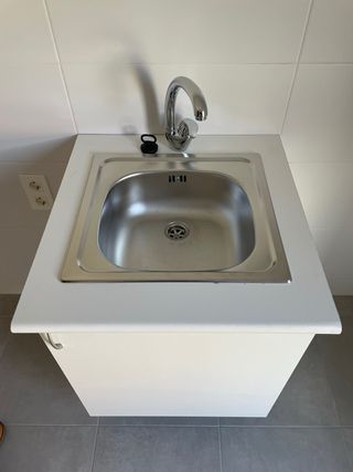 Mueble de baño con fregadero y grifo