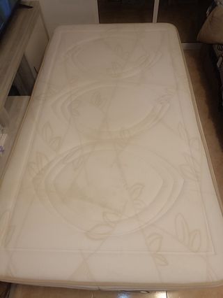 Cama individual con colchón 190x105 cm.