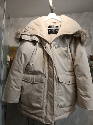 Abrigo beige con capucha y pelo