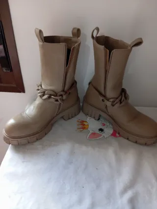 Botas Beige con Cadena