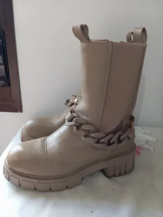 Botas Beige con Cadena
