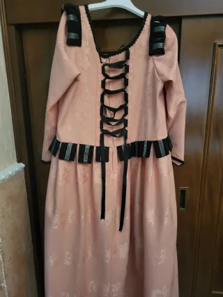 Vestido medieval rosa con detalles negros