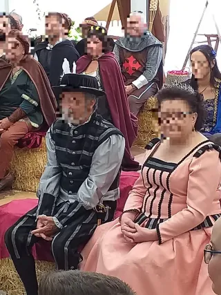 Vestido medieval rosa con detalles negros