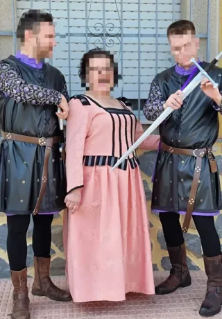 Vestido medieval rosa con detalles negros