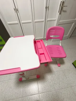 Pupitre infantil rosa y blanco