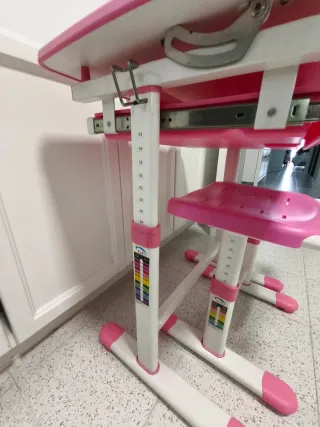 Pupitre infantil rosa y blanco