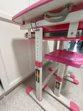 Pupitre infantil rosa y blanco