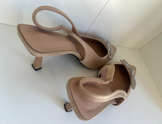 Zapatos sandalias tacón nude lazo pedrería