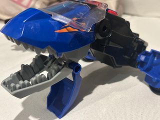 Coche Policía Transforma Nave Tiburón