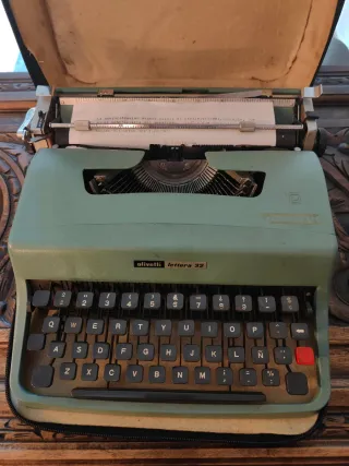 Máquina de escribir Olivetti Lettera 32 verde