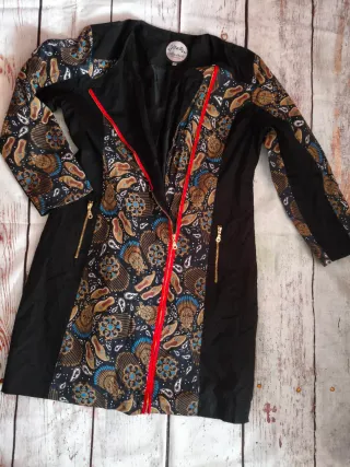 Lote 3 prendas: trench estamp. Pantalón, falda mid