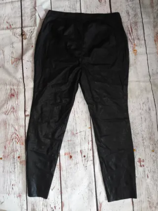 Lote 3 prendas: trench estamp. Pantalón, falda mid