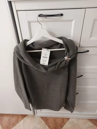 Jersey de punto gris muy calentito Tiene un tacto