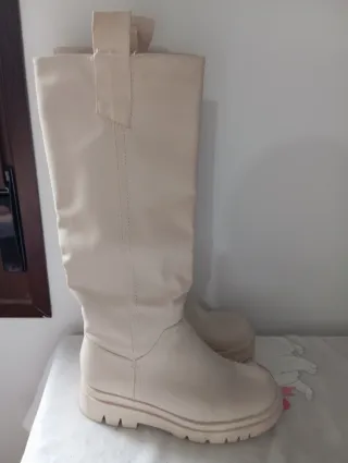 Botas altas color hueso