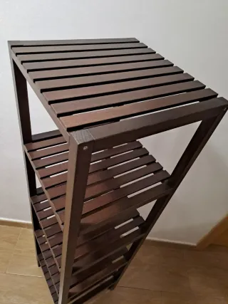 Estantería de madera oscura