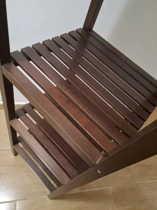 Estantería de madera oscura