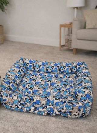 Cama para perros con estampado divertido 90x65cm