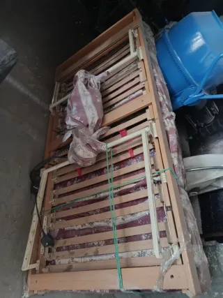 Cama de madera con somier