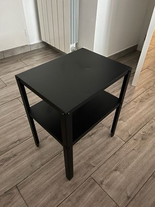 2 Mesitas de noche negra metálica.