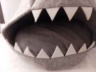 Caseta para mascota tipo tiburón