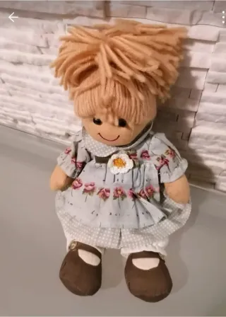 Bambola in tessuto fatta a mano