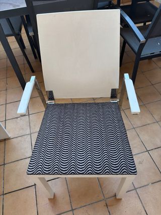 Silla moderna con asiento estampado