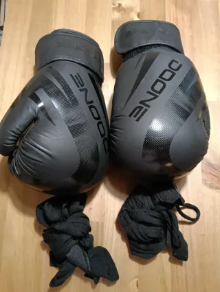 Guantes de Boxeo DOONE Negros, vendas incluidas.