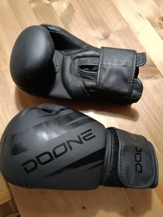 Guantes de Boxeo DOONE Negros, vendas incluidas.