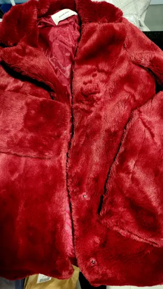 Abrigo pelo Stradivarius color rojo burdeos