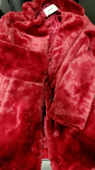 Abrigo pelo Stradivarius color rojo burdeos