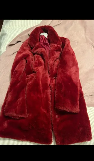 Abrigo pelo Stradivarius color rojo burdeos