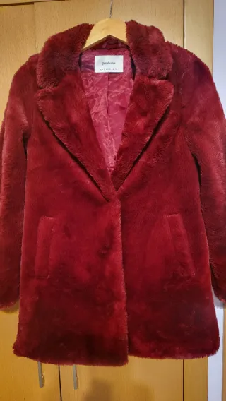 Abrigo pelo Stradivarius color rojo burdeos