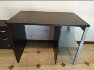 Escritorio madera marrón con baldas cristal