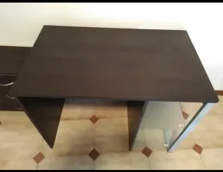 Escritorio madera marrón con baldas cristal