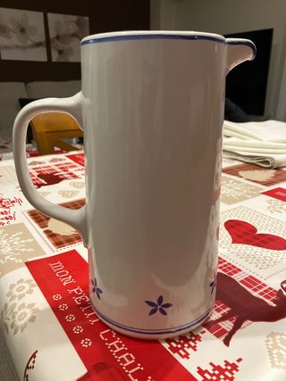 Jarra de porcelana azul y blanca