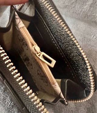 Cartera Guess negra acolchada