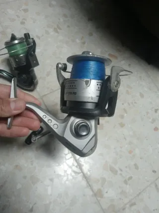 Dos carretes de pesca