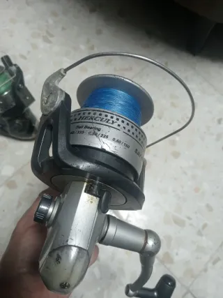 Dos carretes de pesca