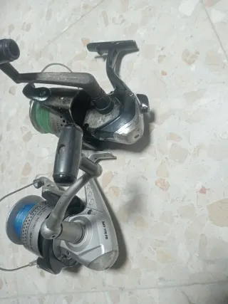 Dos carretes de pesca
