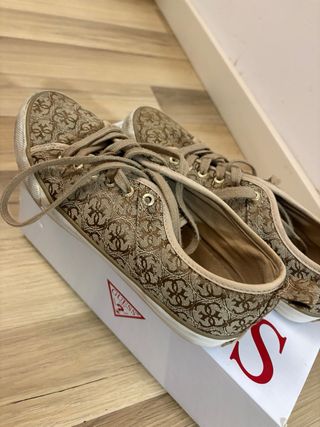 Bambas Guess Beige y Dorado