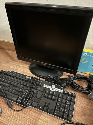 Torre PC ASUS Negra + Monitor + Accesorios